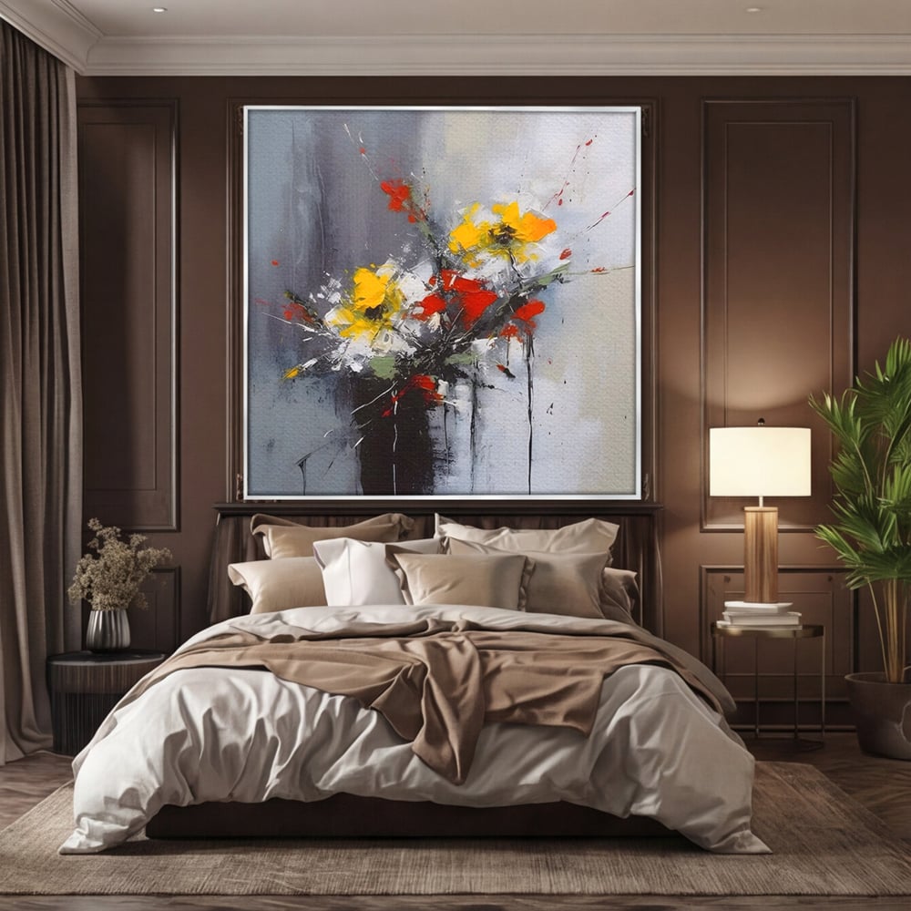 Tablou canvas cu tablou pictat abstract cu flori, in rama de aluminiu argintiu, pe perete intr-un dormitor